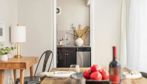 The Morgan - Refined 2BR King Suite with Free Parking - Foto 3