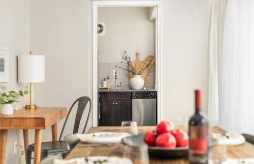 The Morgan - Refined 2BR King Suite with Free Parking - Foto 3