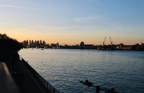 Amazing River view 2 bedroom apartment, sleeps 6, balcony and parking - Foto 14