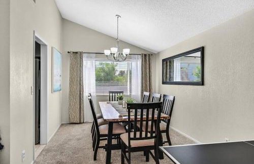 4BR Family Home, Private Pool & BBQ, Near Strip - Foto 5