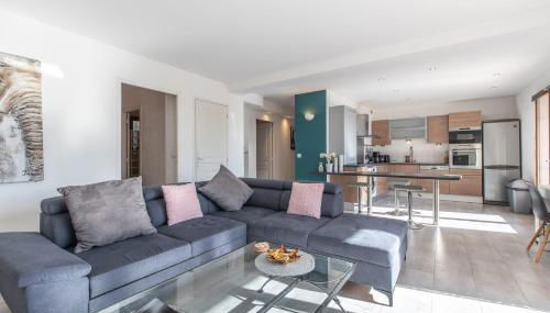 LB Vacation Rentals I Quiet Large 3-Bedroom Apartment with Terrace, Garden & Incredible Mountain View - Foto 3, stove, pet friendly, minibar