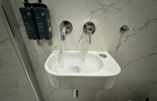 Southgate Luxury Apartments-Jaquzzi Bath-Private Parking- suitable for contractors - Foto 51