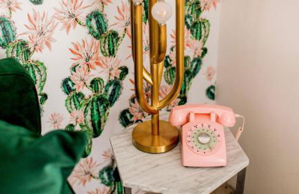 2 Rooms Sleeps 8 Retro Hotel w Pool Wesley King Studio Buyout by AvantStay - Foto 18