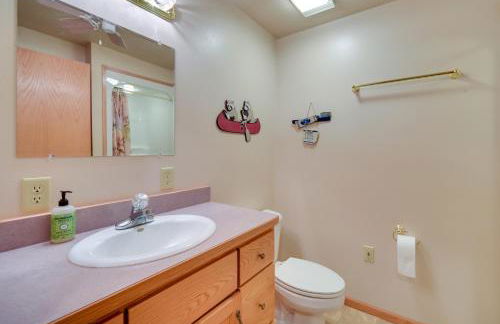 Lakefront Birchwood House with Deck and Fire Pit! - Foto 22