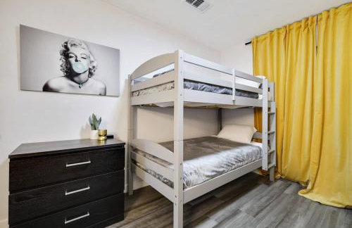 Upscale 3BR 2B Cozy Home with Pool & Grill - Foto 27