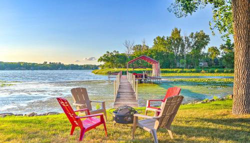 Waterfront Mound Retreat with Dock and Lake Access! - Foto 2