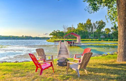 Waterfront Mound Retreat with Dock and Lake Access! - Foto 2