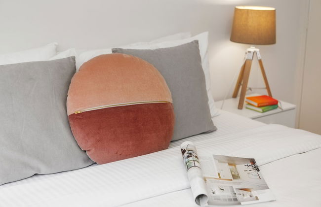 Balcony Retreat Apartment by Ready Set Host - Foto 2