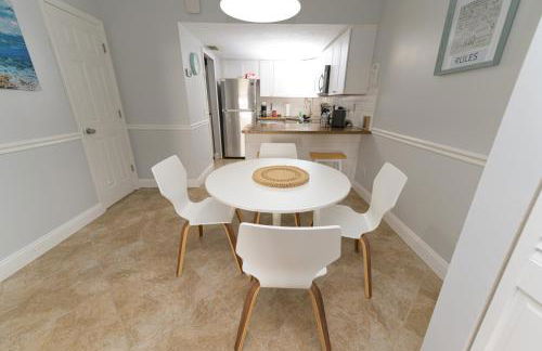 Enchanting 2-Bedroom Ground Floor Beach Condo at Cape Canaveral WiFi & AC - Foto 22