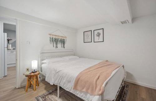 Spacious 5B2B home 5 min to airport with AC, Game Room, WiFi, Parking - Photo 11