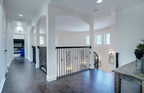 GORGEOUS 5-bd 4ba w Pool, Hot Tub, 2 kitchens, & Game Room Near Dallas Airports! - Foto 31