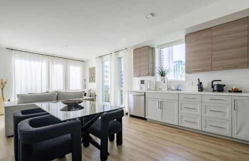 Balcony View and King Beds Walk to Golden 1 Center - Foto 6