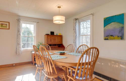 Charming Farmhouse Walk to Village and Trails! - Foto 6