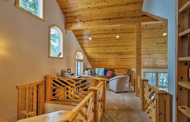 Black Bear by Avantstay Spacious Viking Lodge in Tahoe Donner w/ Game Room & Hot Tub! - Photo 58