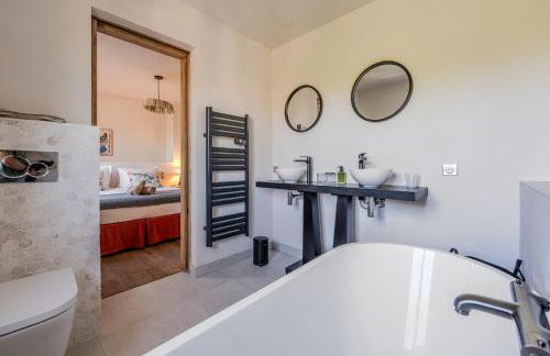 Gorgeous village home with heated pool, ideally located - Foto 19