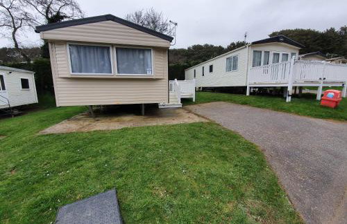 Cozy 3 bedroom Caravan, Sleeps 8, at Parkdean Newquay Holiday Park - Foto 8