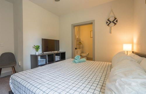 Riverwalk and Pool view Apt with King bed Infinity Pool Gym Free Parking - Foto 50