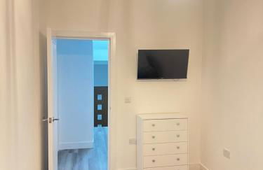 Two Bedroom Hanwell Modern Nest - Photo 5