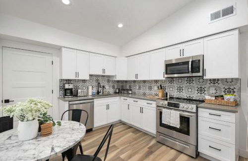 Light-Filled Modern Flat Near 25th Street Fun - Photo 6