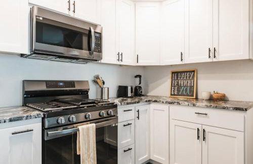 Longhorn Home with King Bed & Rain Showers Walk to DT Activities, Lake & Eateries - Foto 15