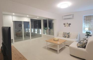 Stylish Rooftop Retreat with Hot Tub with Loutraki Beach - Foto 10