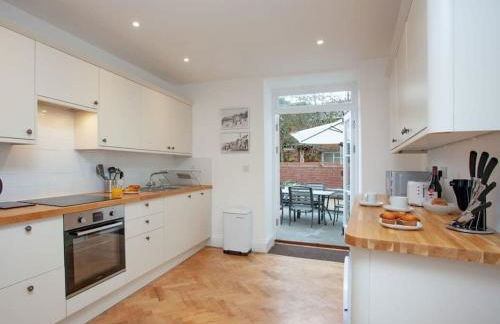 2 Central, spacious, apartment with private patio - Photo 10