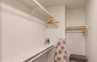 24hr Host - New Renovated 4 bedroom home U026 - Photo 21