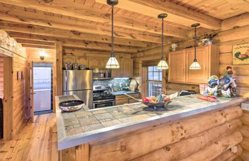 Family Friendly! Linville Cabin with Wraparound Deck - Foto 6