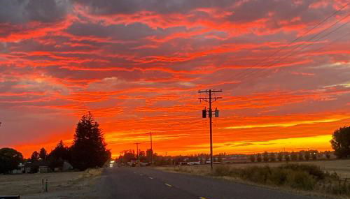 Home with Farmstyle Loft and Views, Mins to Dtwn - Foto 2