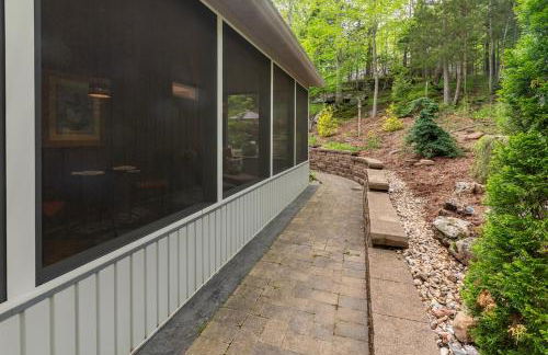 Romantic Cottage w Hot Tub & Views - Photo 34