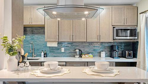 Downtown Seattle Corner Unit with Skyline Views - Photo 2
