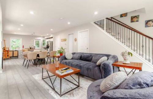 Stylish 3BR Townhouse with Backyard,and Easy Parking - Photo 66