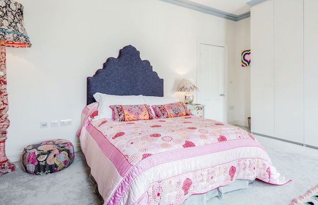 Exquisite Designers Abode - Photo 3