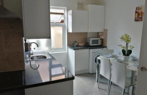 Lovely 3 Bedrooms Flat Near Romford Station With Free Parking - Foto 17