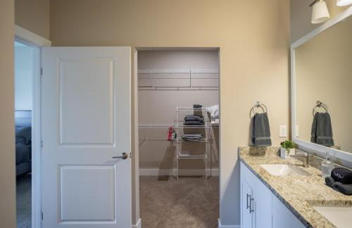 Modern 2BR 2BA New Build Condo with Garage & Patio - Foto 11