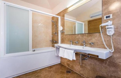 Beautiful Home In Turcic With Wifi - Foto 37