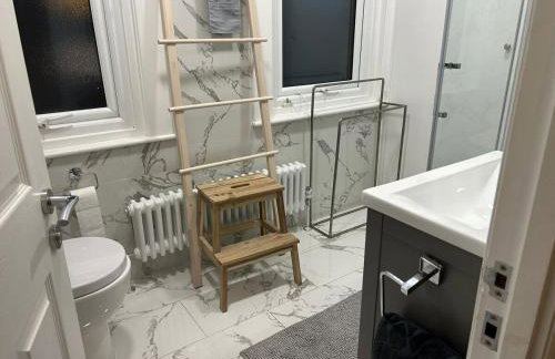 Bright 1-Bed - 2 mins to Forest Hill Station - Photo 4