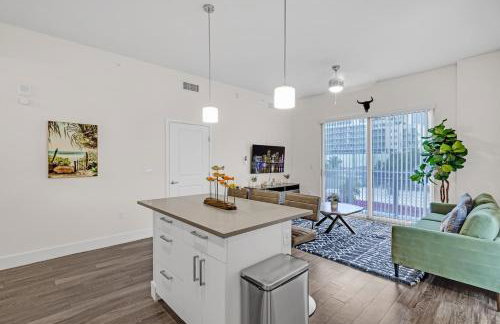 Bright and Airy 2 Bed on Biscayne Blvd with Free Park - Foto 7