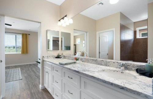 Stunning Views + Hot Tub + Location! 3 bed/3 bath - Foto 32