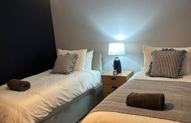 Cozy 2-Bed Home near Barnwell Country Park - Free Parking - Photo 16