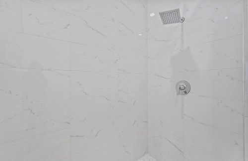 Pet-Friendly 2BR l Private Baths l Stylish Stay - Foto 35