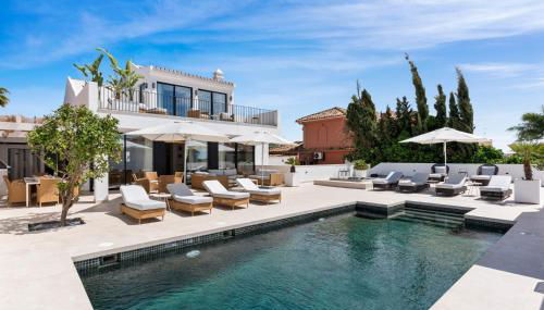 Luxury Villa Near Marbella with Private Pool, Jacuzzi & Modern Amenities - Foto 1, Garden, sunbed
