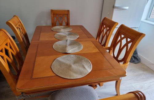 Entire 3 bedroom home with Parking in Welling, London, UK - Photo 9