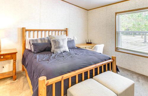 Tenstrike Lake House on 60 Acres Hike and Fish! - Foto 8