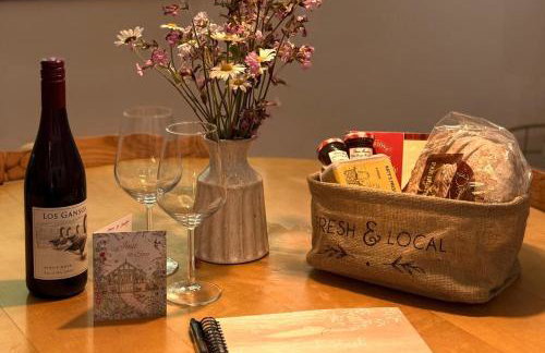 Pets - Garden - Parking - Sleeps up to 4 - Hiking - Foto 10