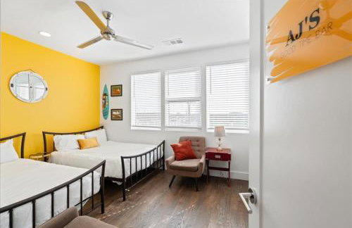 Nash House & Bars of Broadway with Patio Bar and Views! 8min Downtown! Sleeps 12! - Foto 14