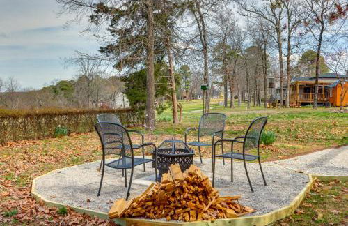 Hot Tub + Deck: 'Holiday Island Fairway Estate’ - Foto 34
