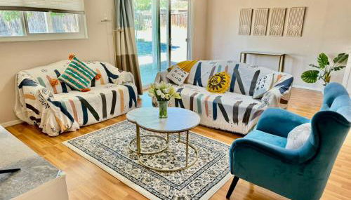 Chic Home with Expansive Backyard- duplex back unit - Foto 2