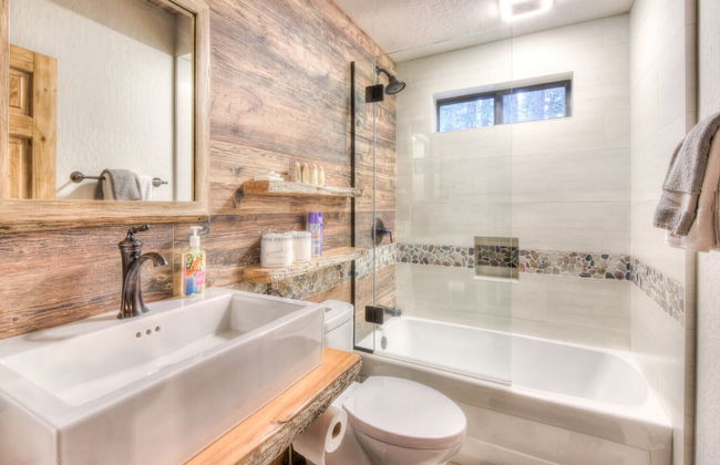 Relax at Rustic Tahoe Charm Minutes to Lake - Foto 11