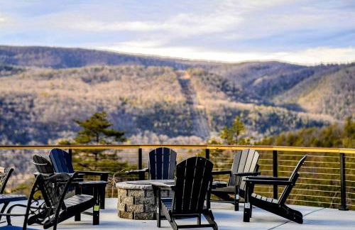 Luxurious A-Frame Mountain Retreat with Hot Tubs & Game Room Near Seneca Rocks, Milam, WV - Foto 3